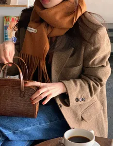 Bufanda de lana marrón con flecos para mujer y hombre, clásico accesorio de invierno cálido.