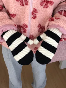 Mitaines en tricot raye chaud pour l'hiver, noir et blanc, douillettes pour le froid.