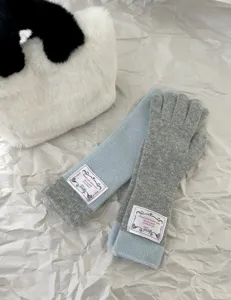 Gants longs en tricot de poil de lapin tactiles avec design bicolore pour l'hiver.