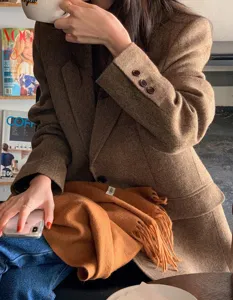 Cómoda bufanda de lana de color sólido con flecos, elegante accesorio de otoño e invierno.