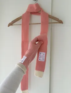 Echarpe en tricot rose et gants longs assortis pour l'hiver avec jolies etiquettes chic.