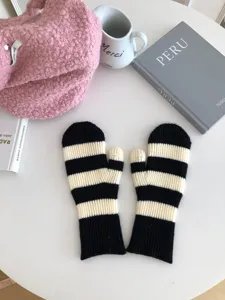 Mitaines tricotées rayées chaudes pour femmes et hommes au style classique noir et blanc.