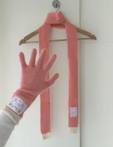 Gants longs tricotés en poils de lapin roses et écharpe détail ensemble d'hiver chaud