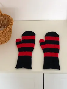 Mitaines tricotées rayées rouge et noir d'hiver, gants en laine confortables pour détails.