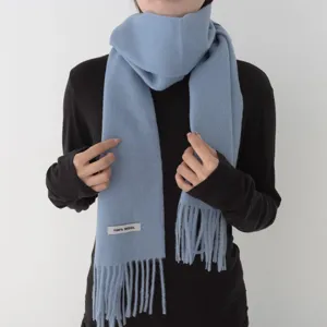 Vista detallada bufanda lana azul claro flecos textura tejido suave primer plano invierno