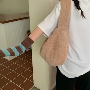 Manchettes tricotées rayées style coréen et sac à épaule moelleux pour hiver chaud.