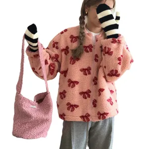 Mitaines en tricot rayé chaud d'hiver avec veste à nœud duveteux et sac à main en peluche.
