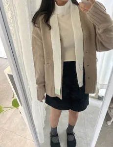 Style coréen automne hiver gilet en tricot avec écharpe blanche et look chic quotidien