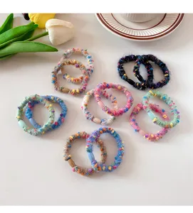 Vue détaillée d'élastiques à cheveux duveteux colorés, attaches souples pour coiffures mignonnes.