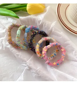 Chics chouchous en peluche douce avec perles, parfaits pour des coiffures quotidiennes.
