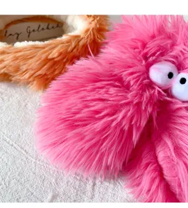 Süßes flauschiges pinkes Monster Stirnband mit großen lustigen Augen für Gesichtspflege.