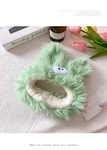 Flauschiges grünes Plüsch Stirnband mit großen Augen, süßes Make-up Haarband für Winter und Gesichtspflege.