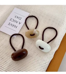 Detailopname van Koreaanse stijl ovale acryl haarelastiekjes voor paardenstaart.