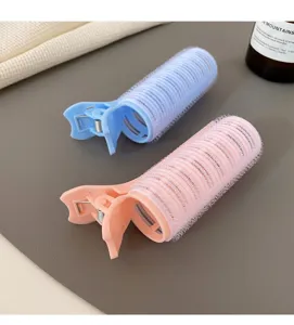 Kunststoff Lockenwickler mit Klammer für Pony und Ansatzvolumen, rosa und blau.