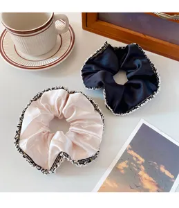 Elegantes coleteros de seda de estilo francés con flecos chic, vista detallada de accesorios.
