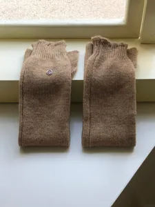 Gezellige bruine gebreide beenwarmers geribbelde kuit sokken winter warm detail zicht