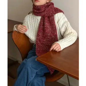 Accogliente sciarpa invernale rossa maculata, calda sciarpa in misto lana per moda fredda.