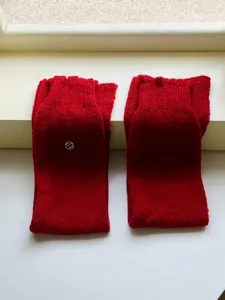 Gezellige rode gebreide beenwarmers voor dames, winter wol stapelsokken, stijlvolle Koreaanse stijl.