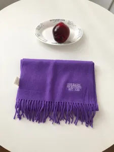 Gemütlicher violetter Wollschal mit Fransen und stilvoller Stickerei für Herbst Winter.
