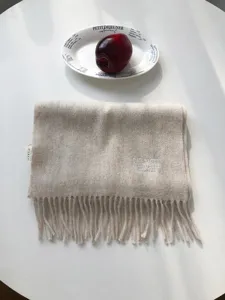 Beige Wollschal mit Fransen und edler Stickerei, weicher warmer Winterschal fur Damen und Herren.
