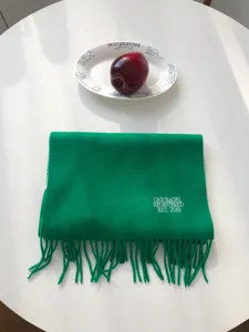 Gruener Wollschal fuer den Winter mit Fransen und edler Stickerei. Weicher warmer Unisex Schal.