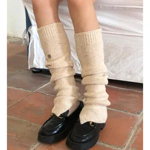 Beige gebreide beenwarmers voor dames, gezellige winter slobkousen en geribbelde sokken.