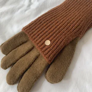 Knitted contrast color touchscreen gloves for men and women, warm winter thermal gloves.
