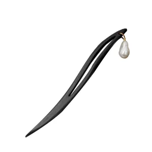 Elegante forcina per capelli in legno scuro con perla barocca, ideale per lo stile tradizionale.