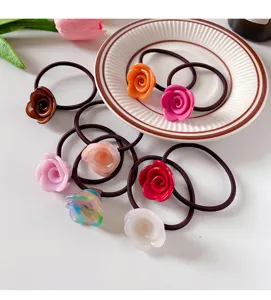 Gedetailleerd overzicht van kleurrijke hars roos haarelastiekjes, elegante paardenstaart touw.