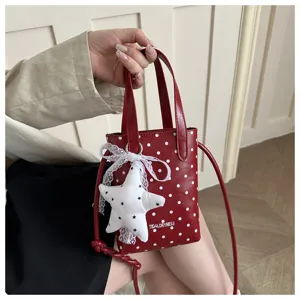 Bolso cruzado mini de lunares rojos con colgante de estrella, bolso casual de piel PU para mujer.