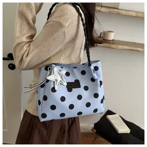 Borsa tote a pois di moda casual vista di dettaglio con tracolla intrecciata nera e stella.