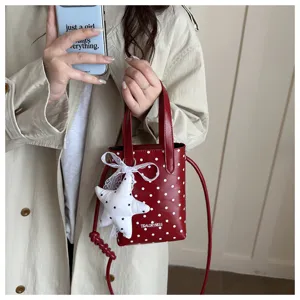 Adorable mini bolso bandolera rojo de lunares con colgante de estrella para uso diario casual.