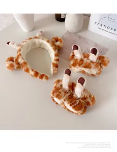 Vue détaillée du bandeau en peluche girafe mignon et des bracelets absorbants doux pour le visage