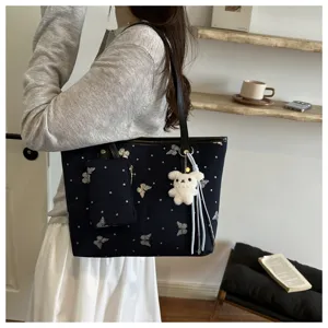Elegante borsa a mano scura con farfalle glitterate, strass e grazioso ciondolo orsetto.