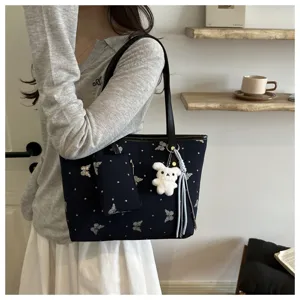 Elegante borsa shopper blu scuro con farfalle glitterate e grazioso ciondolo a forma di orsetto.