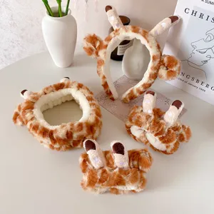 Joli bandeau en peluche girafe et bracelets absorbants ensemble pour le lavage du visage.