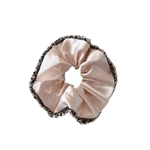 Coletero de satén rosa con borde de tweed, elegante accesorio para el cabello estilo francés.