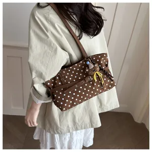 Borsa a tracolla marrone a pois in stile coreano da donna con grazioso ciondolo a orsetto.