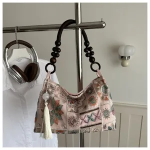 Borsa a tracolla ricamata in stile cinese con perline di legno e nappina da donna.