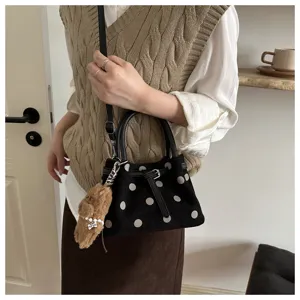 Modieuze polstip emmertas met hond hanger, retro schoudertas voor dagelijks woon-werkverkeer.