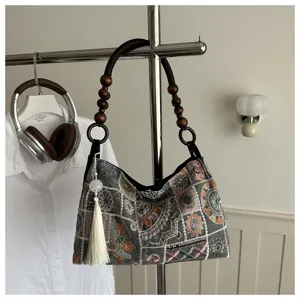 Borsa a tracolla ricamata in stile cinese con manico di perle di legno e nappa elegante.