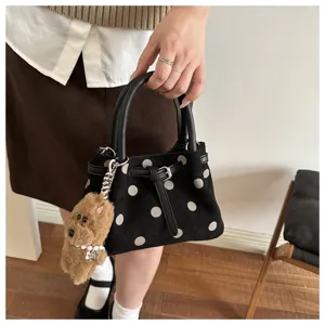 Modieuze polkadot emmertas met gespdesign, veelzijdige retro commuter handtas voordagelijks.