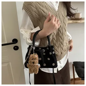 Gedetailleerd overzicht van de zwarte stippen emmertas met schattige pluche honden hanger.