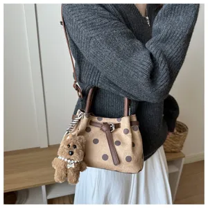 Retro polka dot emmertas detail, canvas schoudertas crossbody met schattige pluche hond charm.