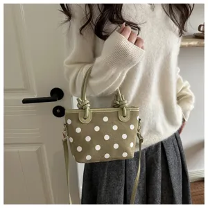 Vue détaillée du sac seau stylé à pois avec anses pour le travail et le quotidien.