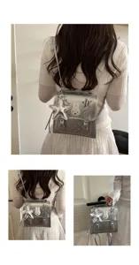 Vue détaillée du mini sac à dos argenté avec charms étoiles et application de lapin pour le quotidien.