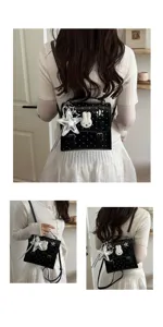 Sac à dos noir élégant à pois avec patch lapin blanc et pendentif étoile argentée.