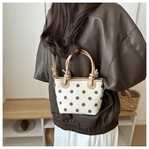 Sac seau élégant à pois pour femme sac à main bandoulière tendance pour le quotidien.