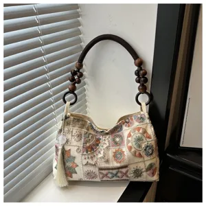 Borsa da donna ricamata in stile cinese, dettaglio con manico di perle di legno e nappa.