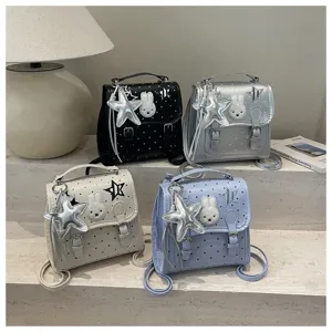 Vue détaillée de mini sacs à dos tendance en quatre coloris avec patchs de lapin et étoiles.